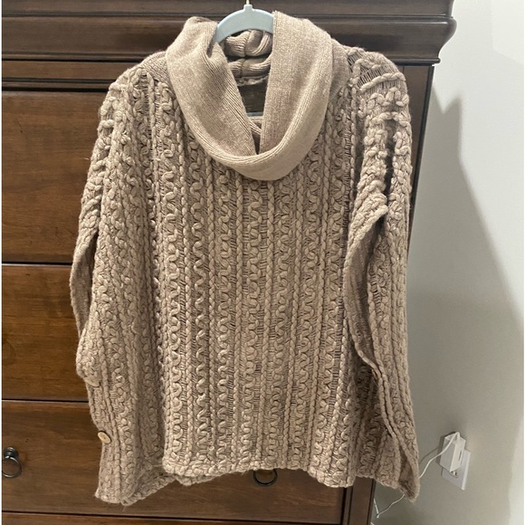 Poncho - Picture 1 of 6